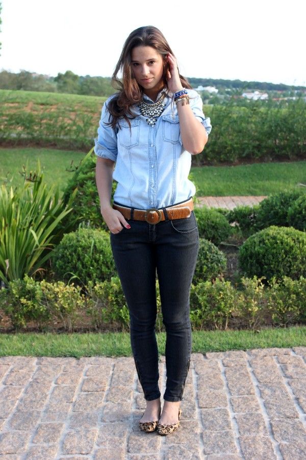 Calça e blusa jeans ao lado de sapatilhas formam um visual incrível e confortável para o trabalho (Foto: Reprodução)